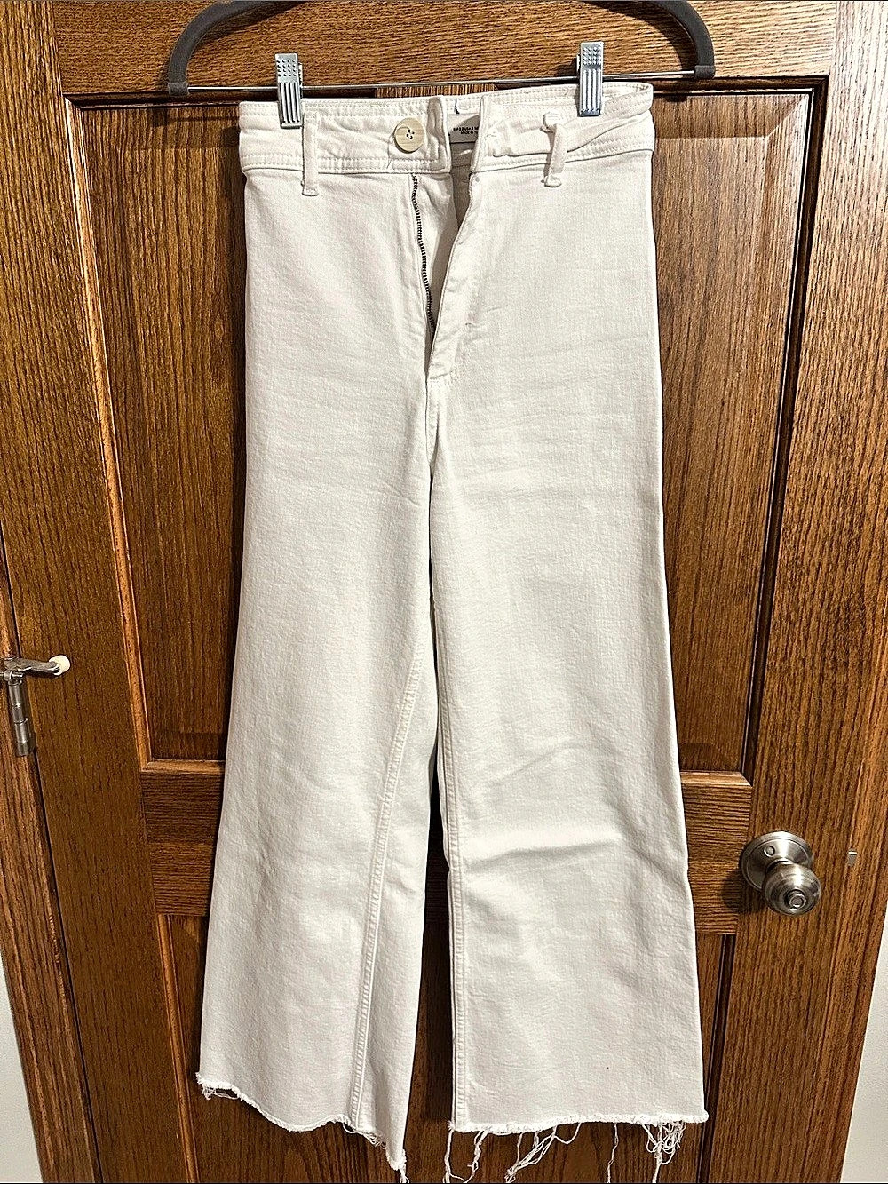 Zara Wide Leg Frayed Hem Jeans in white. Size 0